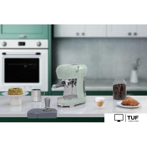 Рожковая кофеварка Smeg ECF02PGEU