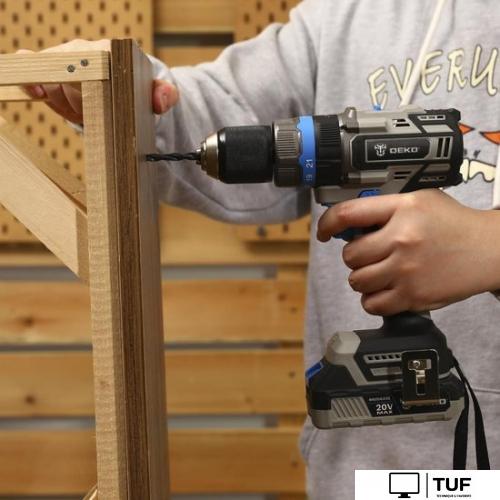 Ударная дрель-шуруповерт Deko DKCID20 063-4421 (с 2-мя АКБ, кейс)